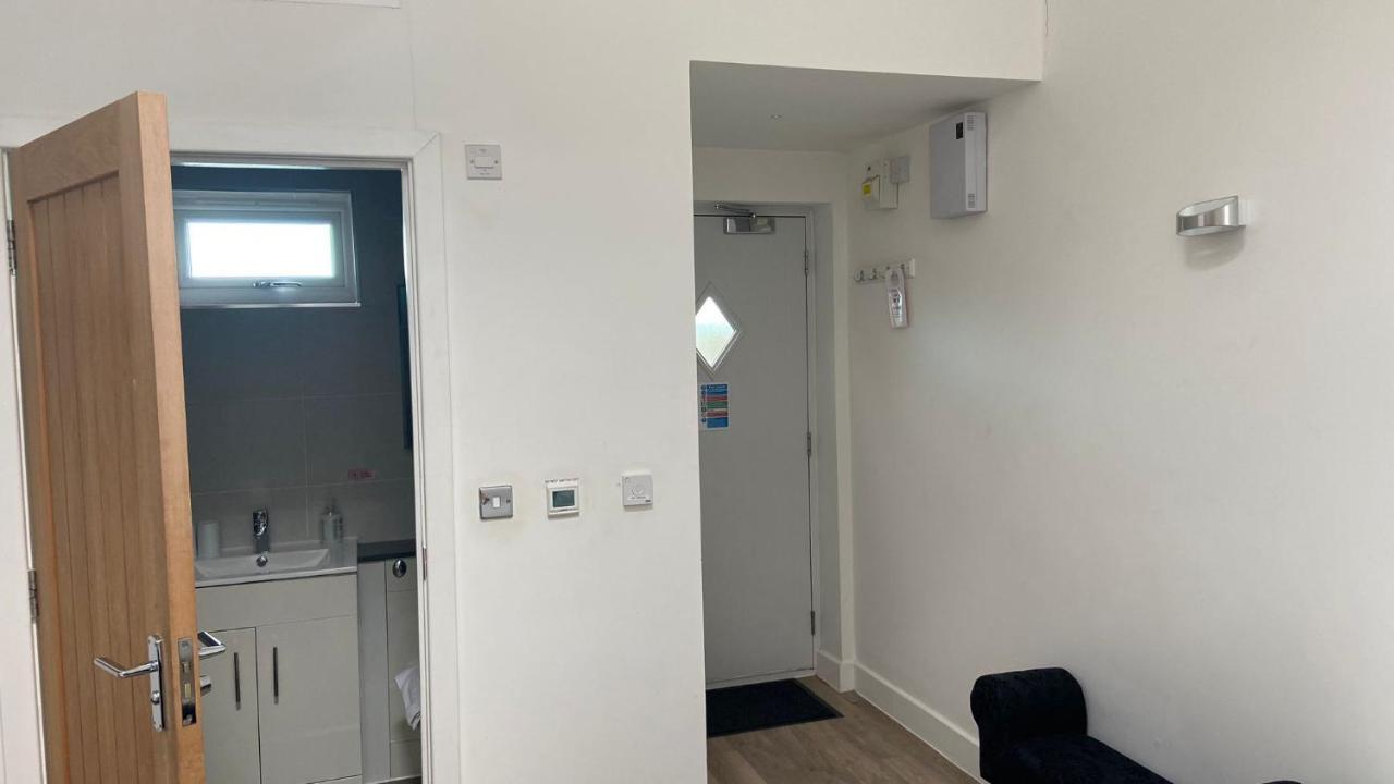 Deepcut Lodge Bed & Breakfast Self Service Camberley Exterior photo