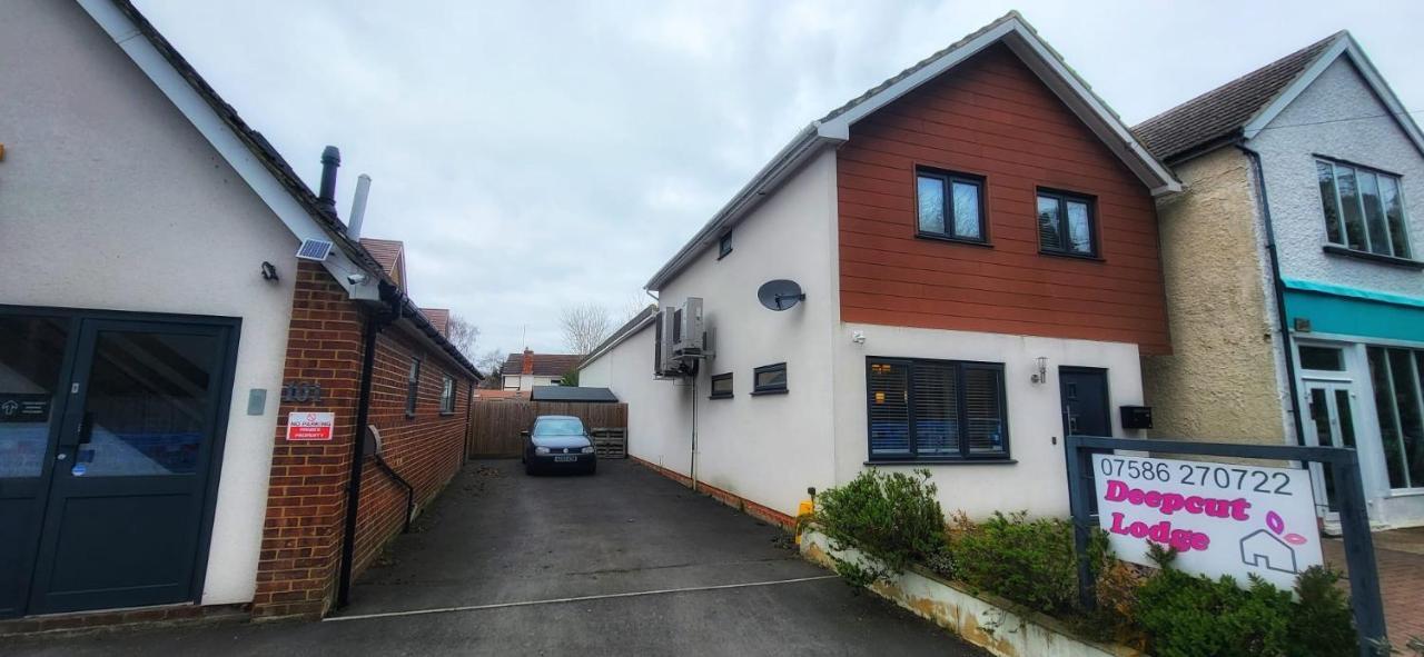 Deepcut Lodge Bed & Breakfast Self Service Camberley Exterior photo
