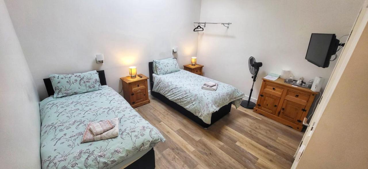 Deepcut Lodge Bed & Breakfast Self Service Camberley Exterior photo