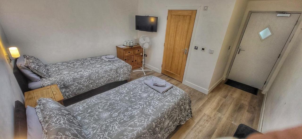 Deepcut Lodge Bed & Breakfast Self Service Camberley Exterior photo