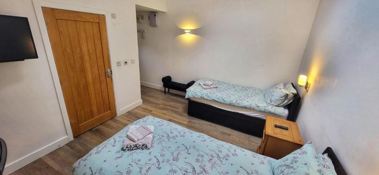 Deepcut Lodge Bed & Breakfast Self Service Camberley Exterior photo