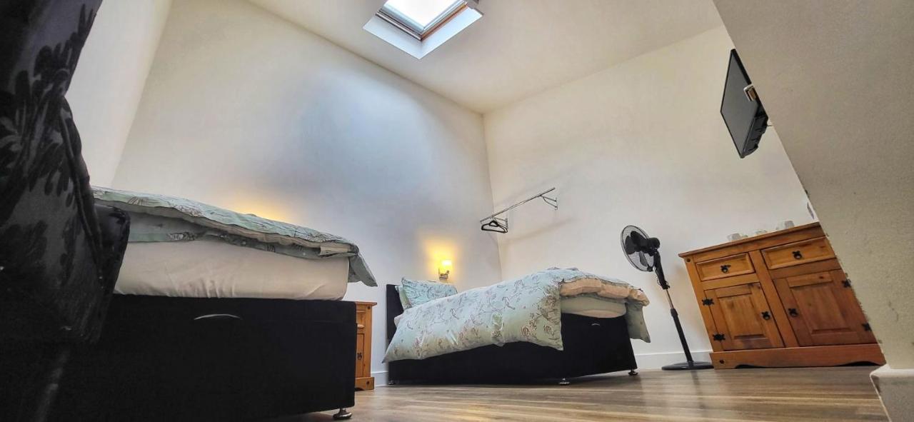 Deepcut Lodge Bed & Breakfast Self Service Camberley Exterior photo