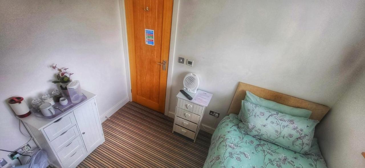 Deepcut Lodge Bed & Breakfast Self Service Camberley Exterior photo