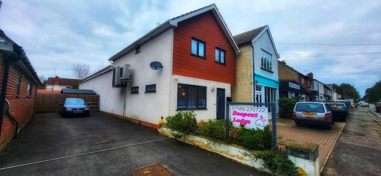 Deepcut Lodge Bed & Breakfast Self Service Camberley Exterior photo