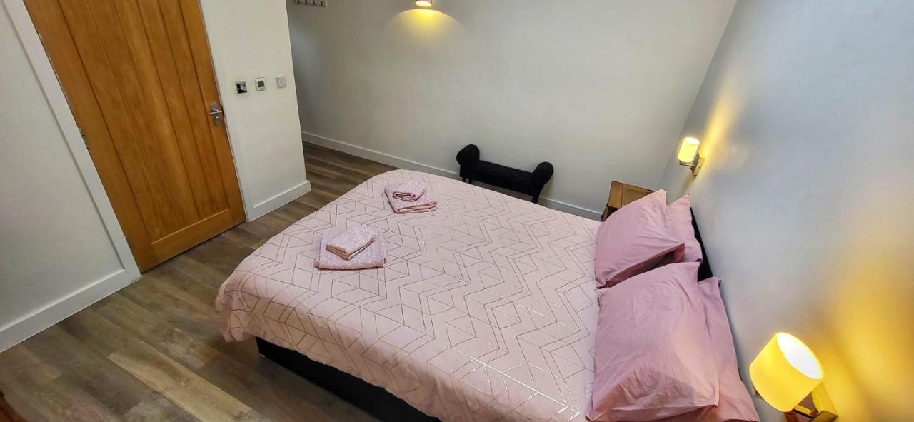 Deepcut Lodge Bed & Breakfast Self Service Camberley Exterior photo