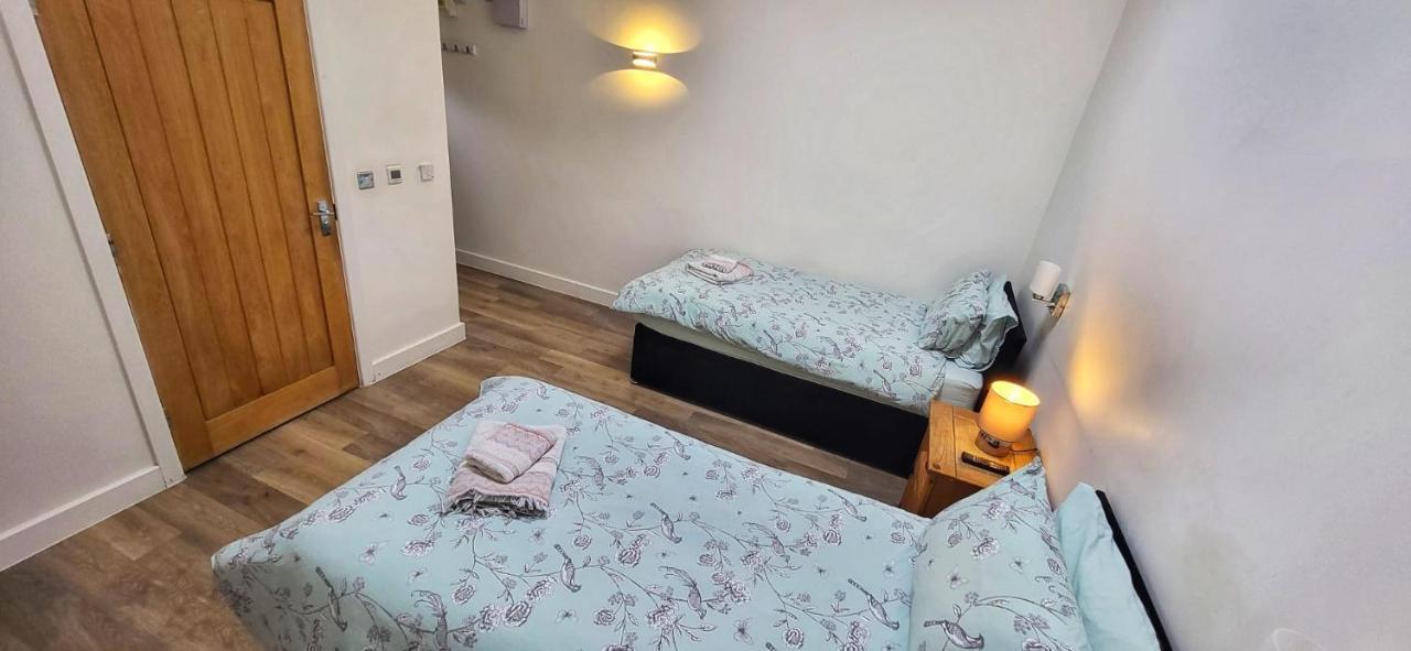Deepcut Lodge Bed & Breakfast Self Service Camberley Exterior photo