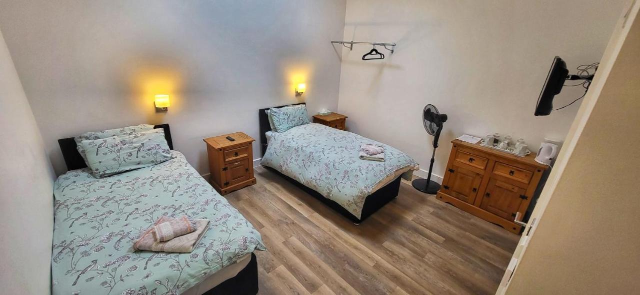 Deepcut Lodge Bed & Breakfast Self Service Camberley Exterior photo