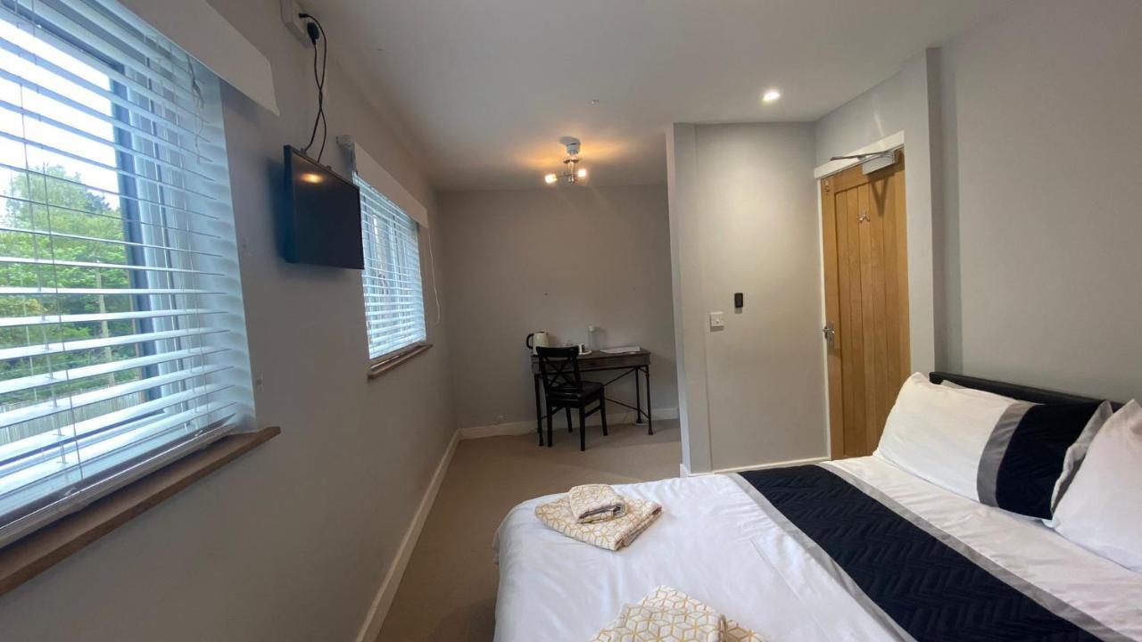 Deepcut Lodge Bed & Breakfast Self Service Camberley Exterior photo