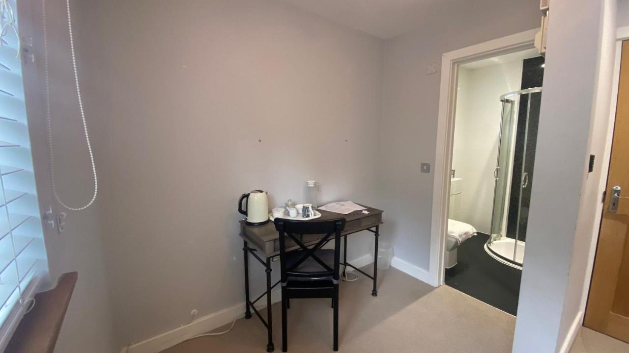 Deepcut Lodge Bed & Breakfast Self Service Camberley Exterior photo