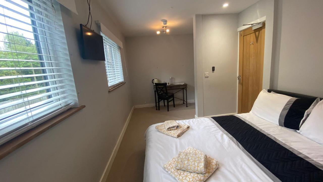 Deepcut Lodge Bed & Breakfast Self Service Camberley Exterior photo