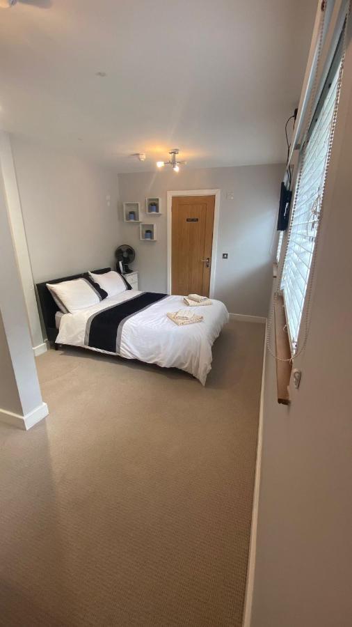 Deepcut Lodge Bed & Breakfast Self Service Camberley Exterior photo