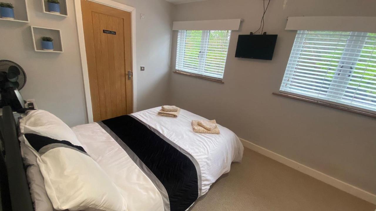 Deepcut Lodge Bed & Breakfast Self Service Camberley Exterior photo