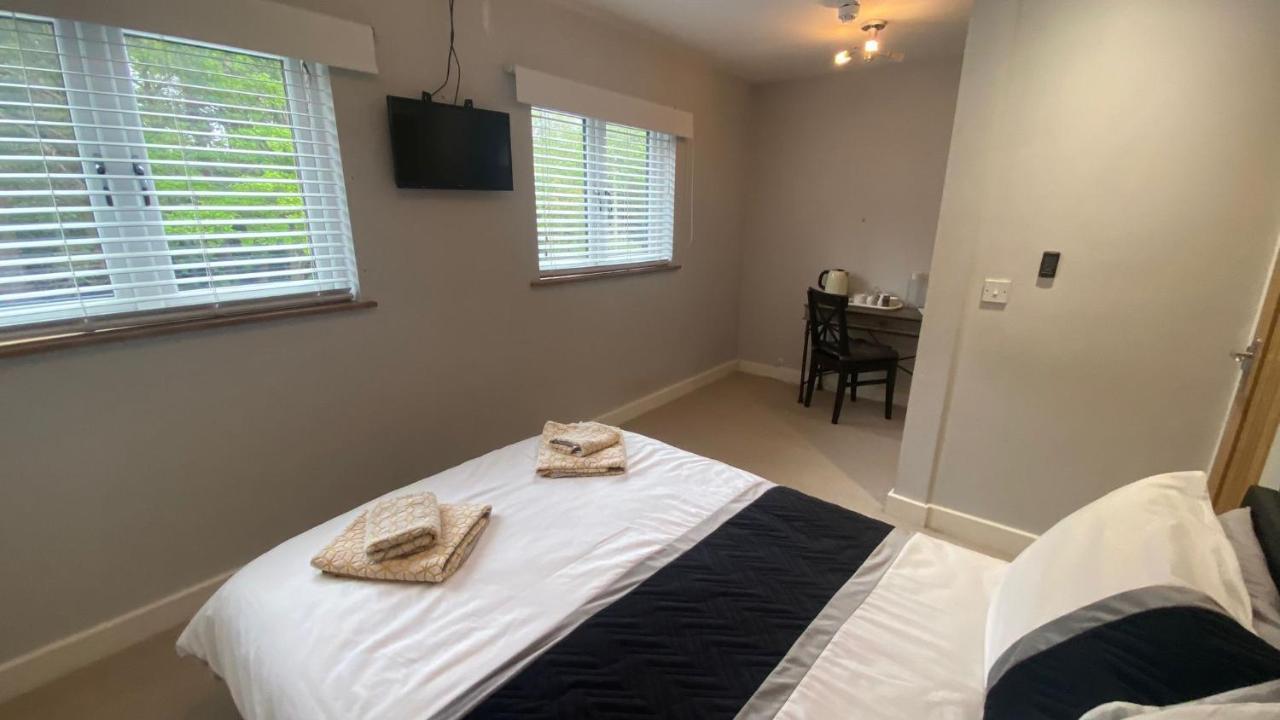 Deepcut Lodge Bed & Breakfast Self Service Camberley Exterior photo