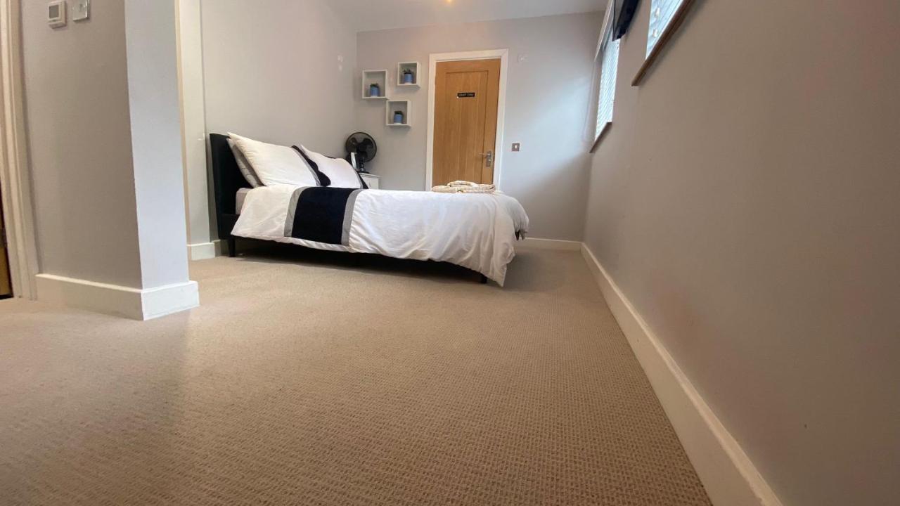 Deepcut Lodge Bed & Breakfast Self Service Camberley Exterior photo